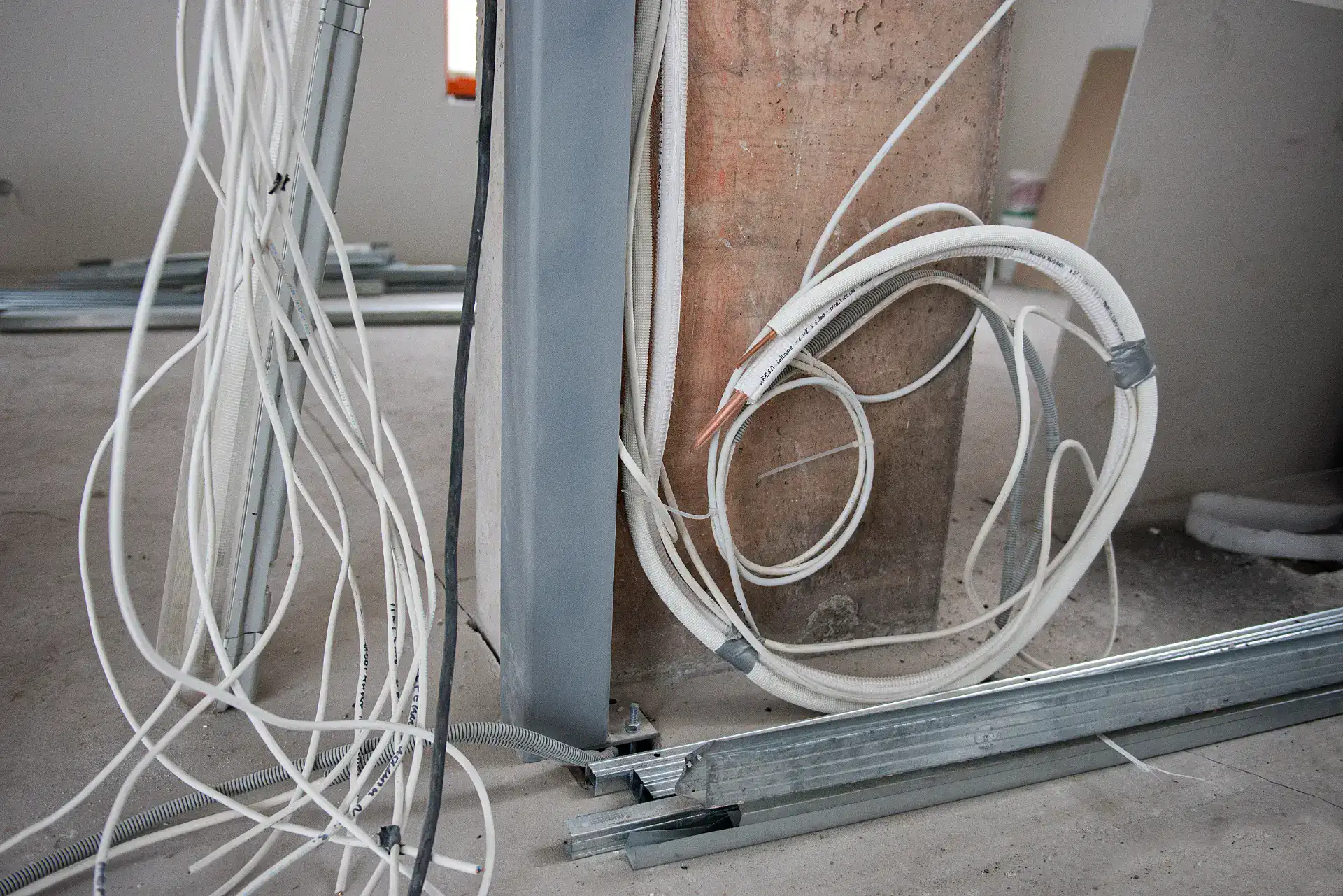 Elektrisk installation med kabler og metalramme under opbygning.