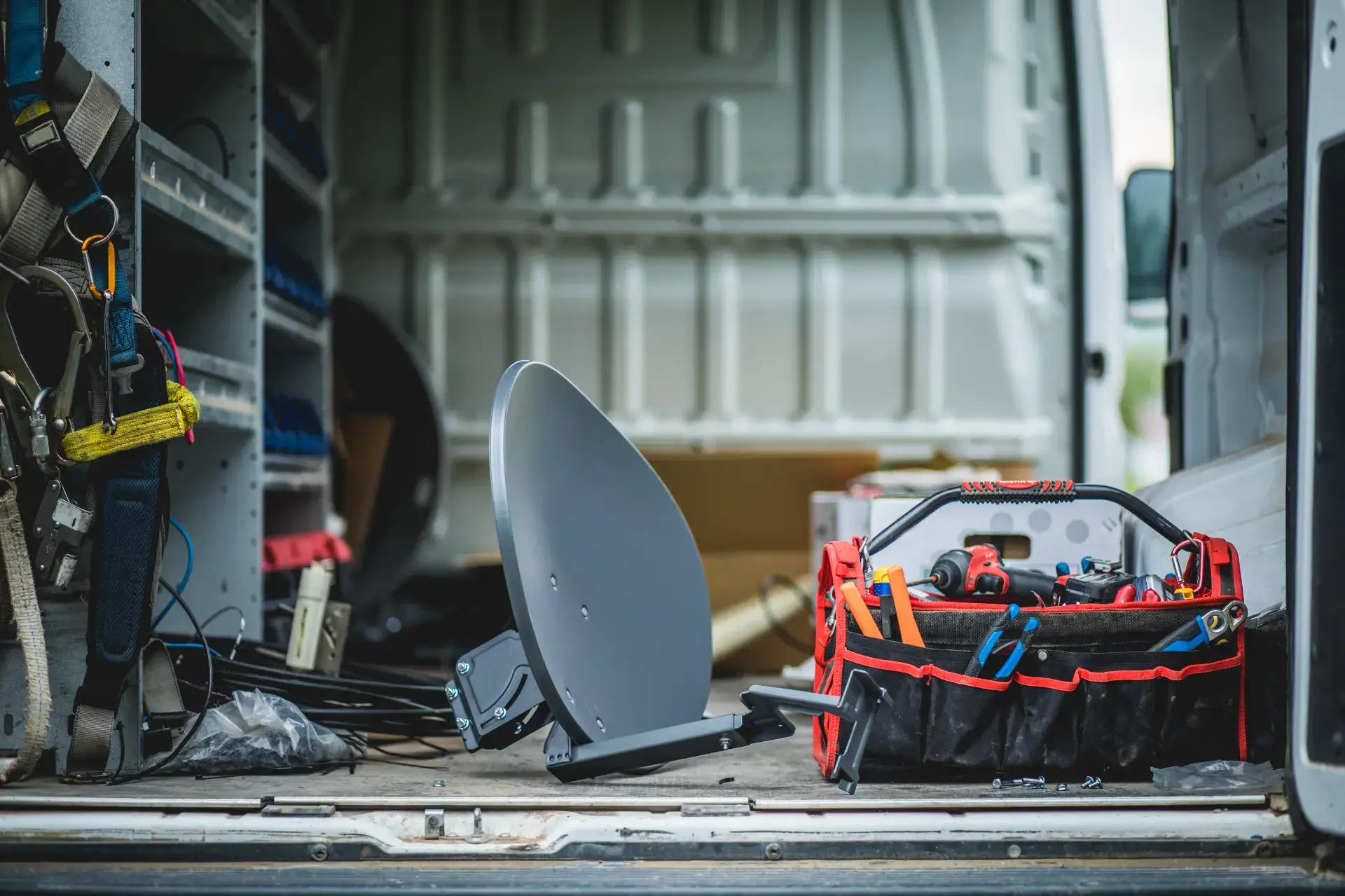 Udstyr til el-døgnvagt, herunder værktøj og måleudstyr i en servicebil.